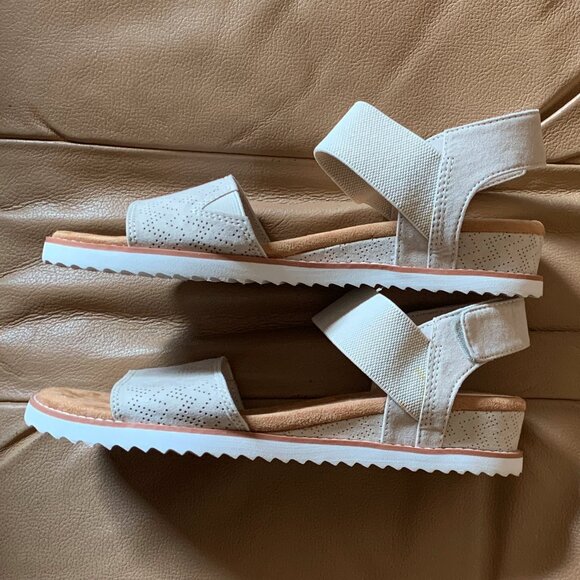 BOB'S FROM SKECHERS MEMORY FOAM TAUPE/TAN SANDALS, EUC, 7.5 WIDE - Picture 3 of 8